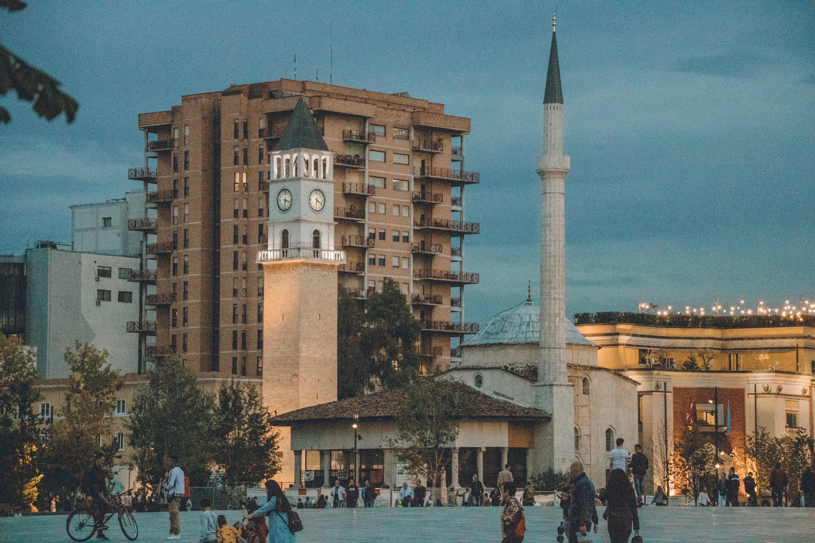 Sheshi Skënderbej në Tiranë në muzg